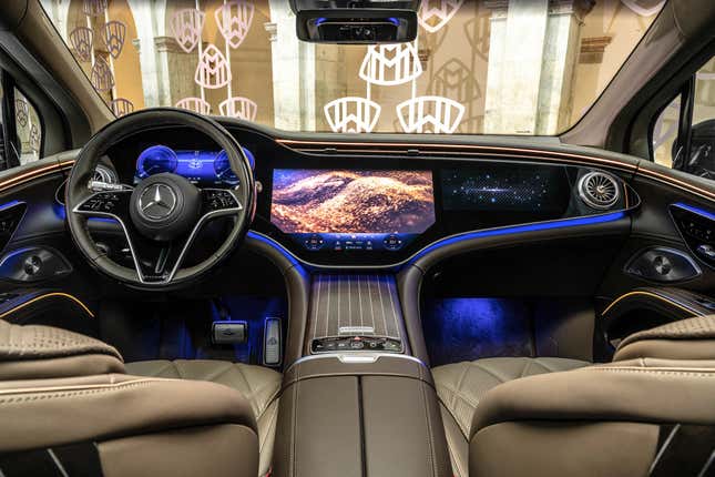 Imagen para el artículo titulado El Mercedes-Maybach EQS SUV 2023 es un exceso de electricidad